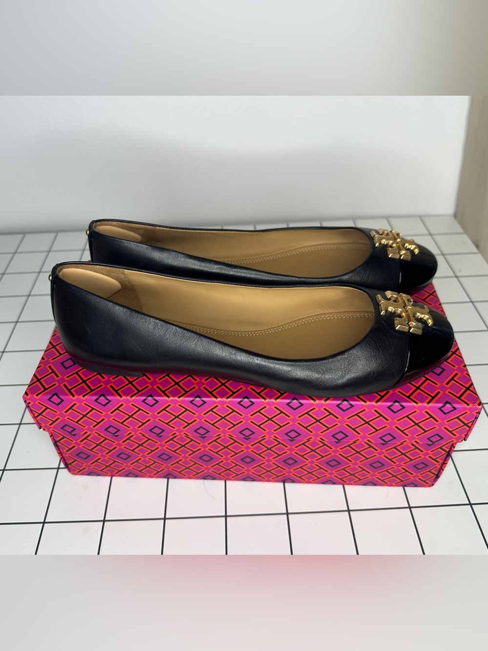 Tory Burch Black Leather Ballet Flats with Gold Logo Accent 11 Women's w/ box